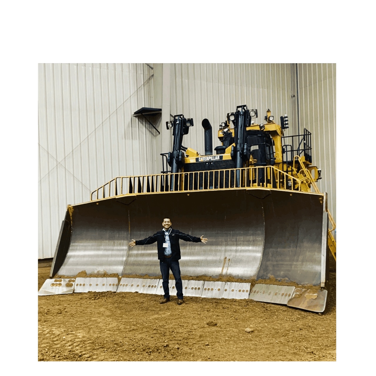 Francisco Ruiz de Monarca Heavy Equipment junto a maquinaria pesada